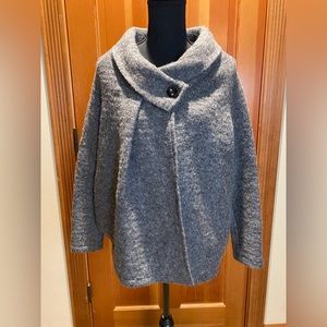 Keysha made in Italy. 80% Wool, 20% Polyester. Gray coat with two side pockets.